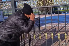 男孩去医院治疗，爷爷在火车站扶着栅栏抹泪，久久不愿离开图片