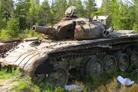 俄军清剿敌人，1辆T-72坦克当场殉爆，乌士兵被烧成一坨黑炭图片