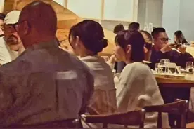 大S夫妇终于同框！二婚老公全程紧张不敢动，她打扮温婉却太端着图片