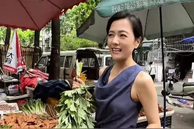 湖南台主持一哥汪涵老婆素颜逛菜市场，买4元一把艾草挂别墅门口图片