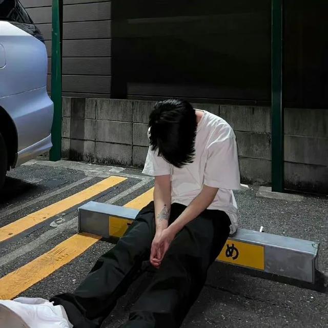 高清壁纸|酒桌上的通天神,感情里的下等人(免费情感专家微信头像图片)