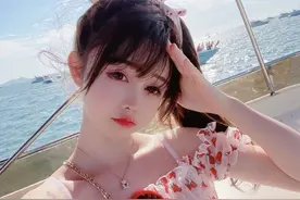 美女小姐姐在海边坐游艇拍摄迷人美照，真好看图片