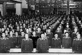1955年大授衔后，十大元帅中有三位不拿元帅的工资，这三人是谁？图片