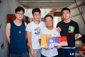 三胞胎兄弟同时考上大学，爷爷捧着录取通知书，笑着笑着就哭了…图片