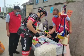 一点一滴汇成海 一心一益献真情——郑州公交助力残疾人手工品义卖图片