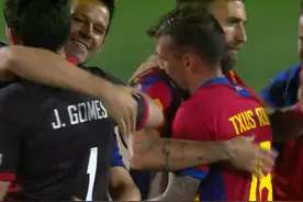伟大的2-1！7.8万人口小国创造历史，半场吊射破门，球员哭成泪人图片
