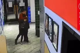 疫情下空荡餐厅，店主夫妻俩“抱头痛哭”，哭出多少餐饮人的心声图片