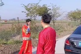 新郎去接新娘，婚车行驶半路时“迷路”，找不到新娘家在哪里了图片