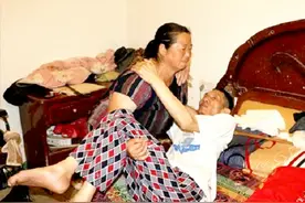 湖南嫂子彭艮凤，照顾瘫痪小叔子17年，小叔子：嫂子恩情来生再报图片