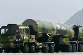 火箭军导弹车的路权有多高？战区首长都要绕道，手握真理畅通无阻图片