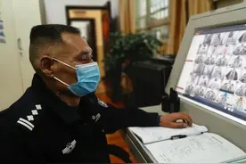 “蒙面侠”的微笑图片