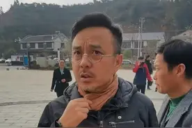 47岁汪涵现身农村显沧桑，头发胡子全花白，现场吆喝买布300块1匹图片