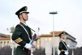 军人站岗时，突然想上厕所咋解决？国家早就想到了，不用硬憋着图片