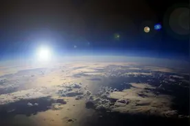 每年有几十万吨大气逃逸到太空，长此以往，大气层会消失吗？图片