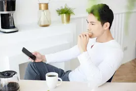 头部一直冒汗，不一定是热的，可能与3个原因有关，要警惕图片