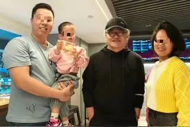 刘欢陪爱妻追星看球，满头白发身材变瘦，付笛生携老婆露面显沧桑图片