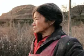 甘肃60岁流浪女人，捡垃圾5年建了一座城堡，建成后却“消失”了图片
