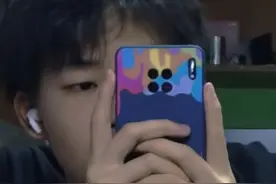 12岁儿子偷拍妈妈洗澡，发给同学，教会孩子保护家人隐私很重要。图片