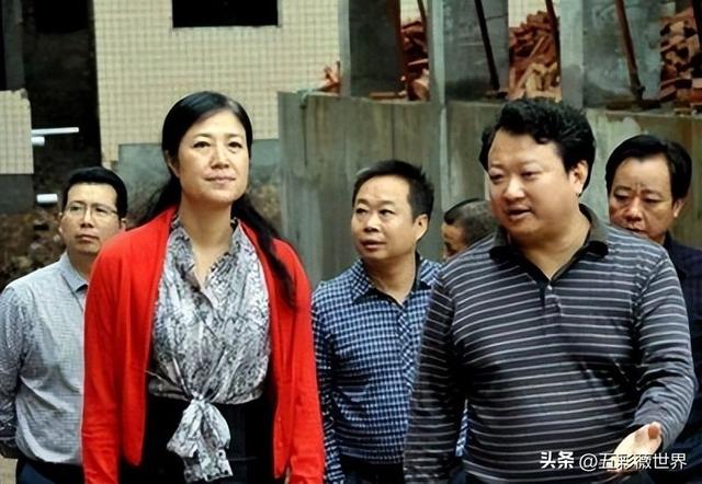 美女贪官袁菱落马：曾敛财4000万，爱好帅哥