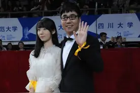 范明女儿不漂亮穿得也土！公主裙配肉丝袜太廉价，但气质却很乖巧图片