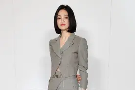 宋慧乔现身Fendi巴黎高定时装秀，西装+短裤，干练又摩登，显年轻图片