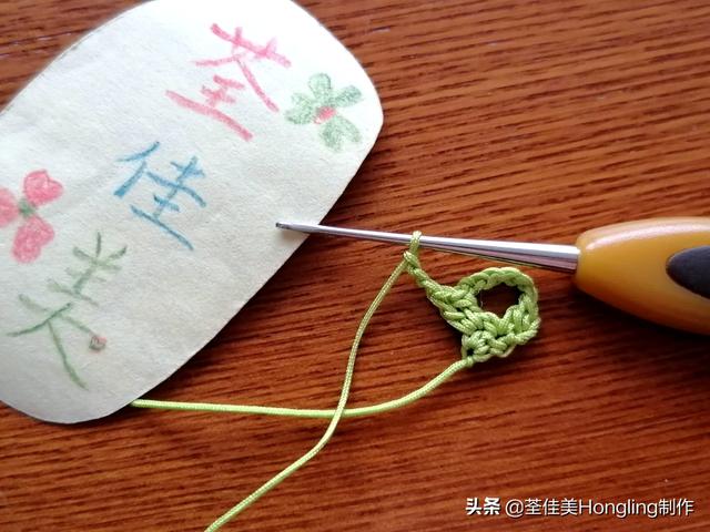远方喜欢在银杏树下漫步的人,为你钩织了两片银杏叶哟