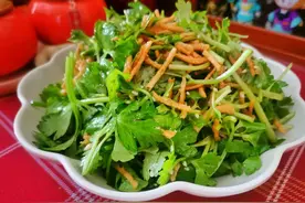 年夜饭，大鱼大肉吃腻了，2块钱的芹菜苗拌一拌就上桌，开胃解腻图片