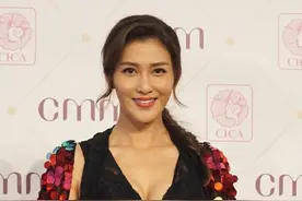 李彩桦的裙子真简约，罩层蕾丝薄透鲜亮，彩色亮片披肩还挺高调的图片