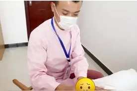 帅哥每天给15位产妇按摩堵塞的乳腺，男催乳师更受产妇们喜欢。图片