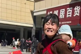 广东残疾宝妈街头卖纸，孩子仅6个月大，知情人：她老公跟人跑了图片
