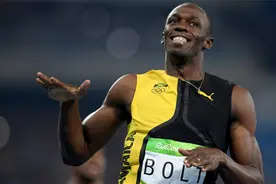 退役5年的博尔特：身材依旧健硕，生了仨孩子，1米5妻子小鸟依人图片