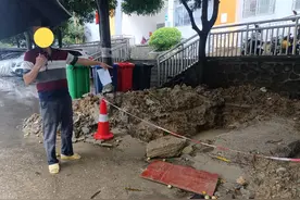 南宁一小区水管反复爆裂，200多户居民生活用水受影响图片