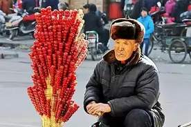 东北一家人都睡在炕上，如果是刚结婚的小夫妻呢？答案看了你就懂图片