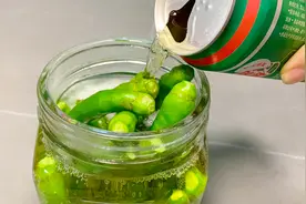1瓶啤酒倒入辣椒里，第一次见，60岁保姆的独家秘方，太厉害了图片