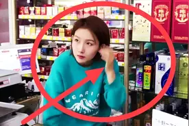 四川一富商买酒，女店员因恶语遭踢，为解恨怒摔8瓶茅台，咋回事图片