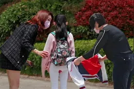11岁女孩第一次来月经染红5条裤子，爸爸的话真暖心，太聪明了！图片