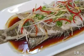 清蒸鲈鱼，别直接抹盐！教你正确做法，鱼肉鲜嫩入味，没一点腥味图片