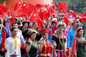 达曼人苦等200多年，2003年终于加入中国国籍，现每家挂五星红旗图片