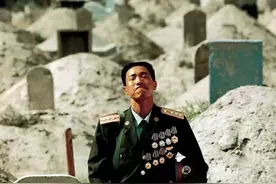 妻子下葬那天，他戴上所有勋章长跪不起：我对得起国家但对不起你图片