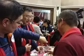 善意提醒喝酒人，敬酒时别再用祭祀手了，别因无知闹笑话！图片