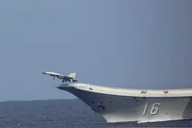 “御用摄影师”跟拍辽宁舰航母：甲板布满战机，还拍到歼-15起飞瞬间图片