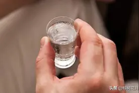 酒桌上别人说“我干了，您随意”，怎么回复才算高明？图片