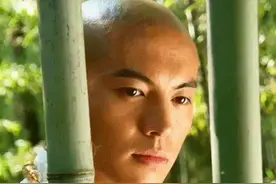 同是演古装剧和尚：潘粤明真实，吴京太奇葩，张卫健衣服绣菊花图片