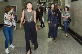 当郭晶晶与李湘同框，终于见识了“真豪”与“土豪”差距有多大了图片