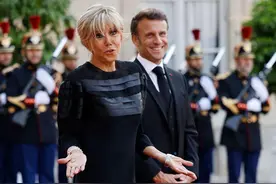 马克龙70岁爱妻放飞了！音乐节上又蹦又跳，惹小25岁丈夫送去拥吻图片