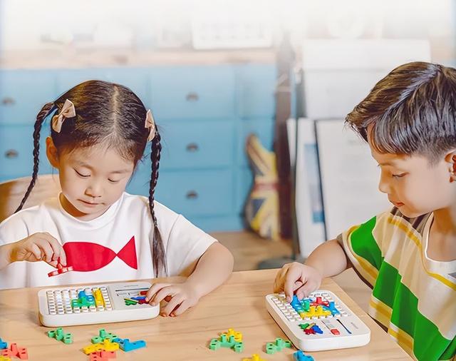 计客又一爆品，超过瘾新桌游——超级积木！承包孩子一整个暑假