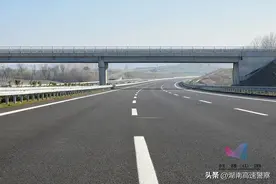 高速公路上为啥没有路灯？图片