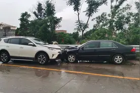 开车撞人后，要不要先垫付医药费？保险公司表示：别做错了图片