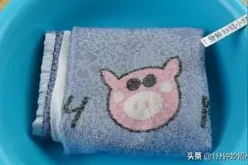 枕套发黄别拿肥皂洗，教你清洁妙招，不论多脏，洗完和新的一样图片