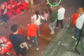 烧烤事件中的蓝衣女孩，最胆小却又最勇敢幸福的女孩图片